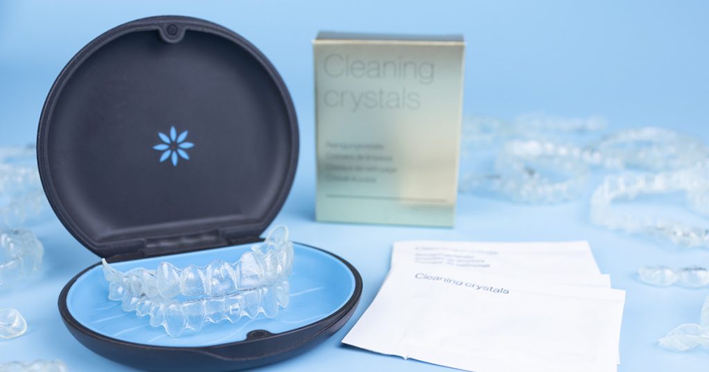 Tratamento com Invisalign: estojo com cristais de limpeza