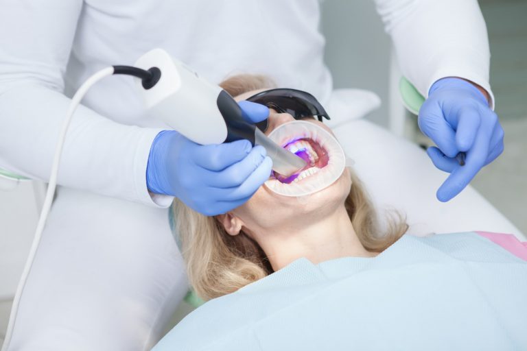 scanner intraoral aplicado por dentista em paciente